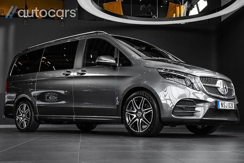 Grå Begagnad 2023 Mercedes V220 AMG Minibuss | 798 750 kr - Bild 1/4