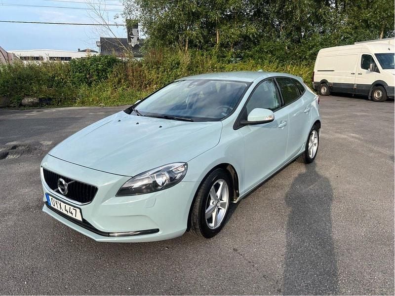 Blå Begagnad 2017 Volvo V40 Kinetic Kombi | 120 000 kr (Bra pris) - Bild 1/4