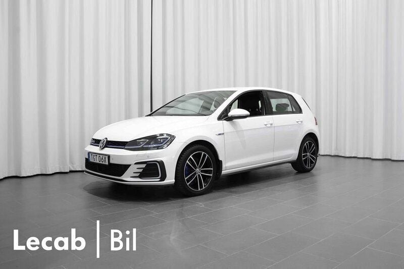 Vit (pure white) Begagnad 2020 VW Golf VIII GTE Kombi | 224 500 kr (Bra pris) - Bild 1/4