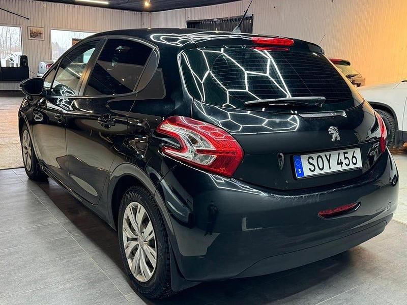 Begagnad Peugeot 208 83 HK (61 kW) 2014 Svart Halvkombi