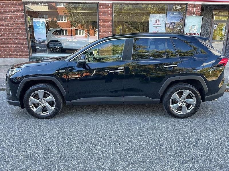 Svart Begagnad 2021 Toyota RAV4 Hybrid Executive SUV | 312 000 kr (Marknadspris) - Bild 1/4