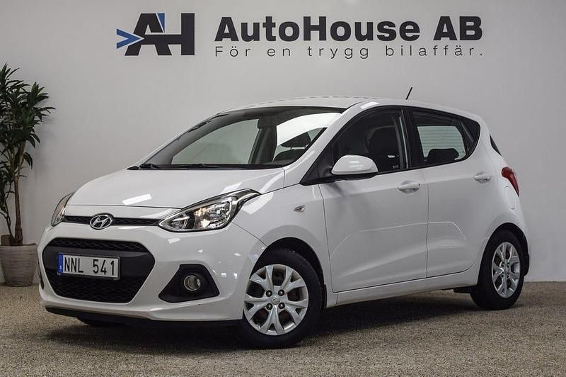 Vit Begagnad 2014 Hyundai i10 Halvkombi | 69 000 kr (Marknadspris) - Bild 1/4