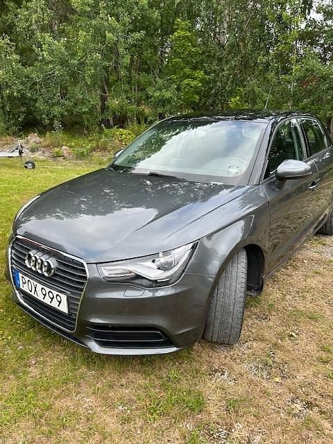 Grå Begagnad 2014 Audi A1 Sportback Sport Halvkombi | 110 000 kr (Marknadspris) - Bild 1/4