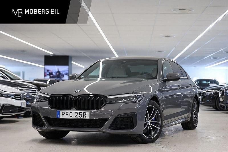 Grå Begagnad 2020 BMW 530e M Sport Sedan | 349 900 kr - Bild 1/3