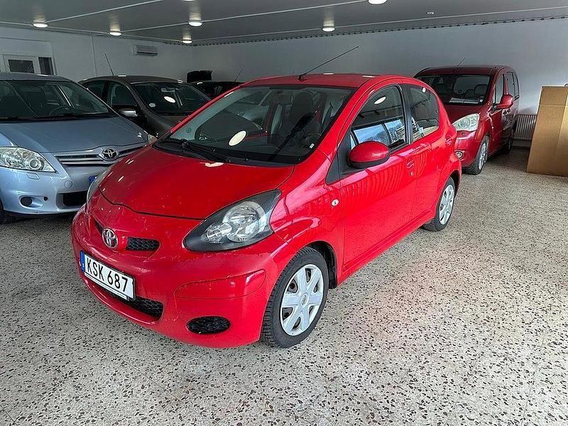 Röd Begagnad 2010 Toyota Aygo Halvkombi | 30 000 kr (Marknadspris) - Bild 1/4