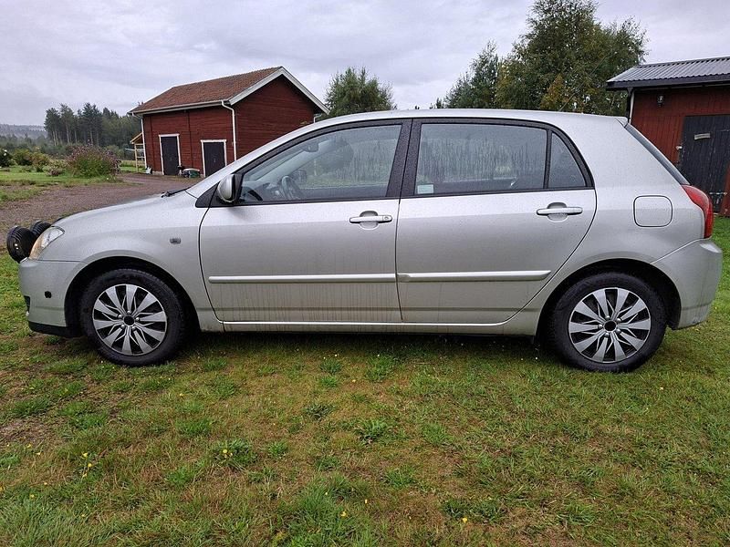 Silver Begagnad 2005 Toyota Corolla Halvkombi | 45 000 kr (Marknadspris) - Bild 1/4