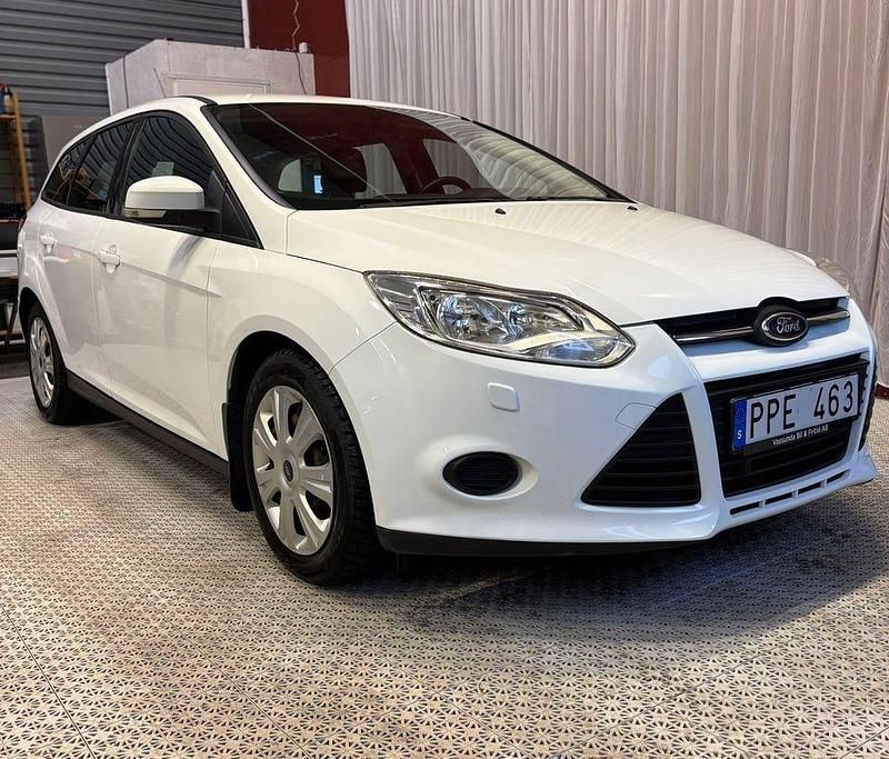 Vit Begagnad 2013 Ford Focus Trend Kombi | 54 900 kr (Marknadspris) - Bild 1/4