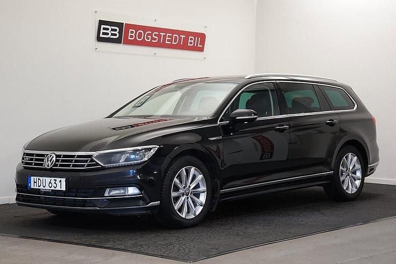 Svart (deep black pärleffekt) Begagnad 2016 VW Passat Business Kombi | 127 000 kr (Lite dyr) - Bild 1/4