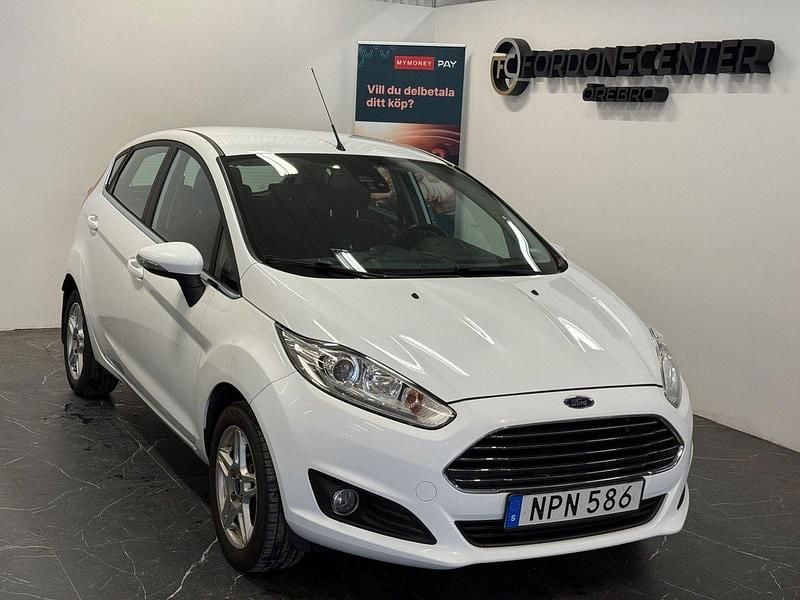 Vit Begagnad 2014 Ford Fiesta Titanium Halvkombi | 54 900 kr (Marknadspris) - Bild 1/4