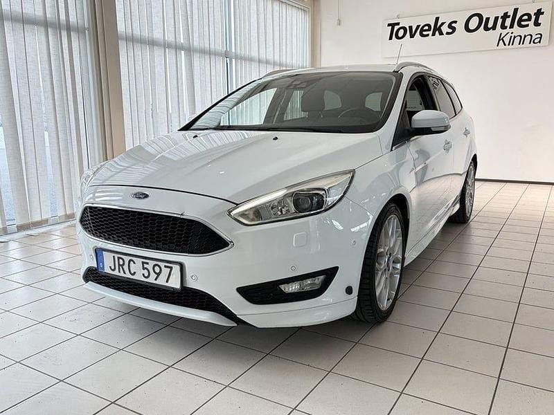 Vit Begagnad 2015 Ford Focus Titanium Kombi | 59 900 kr (Bra pris) - Bild 1/4