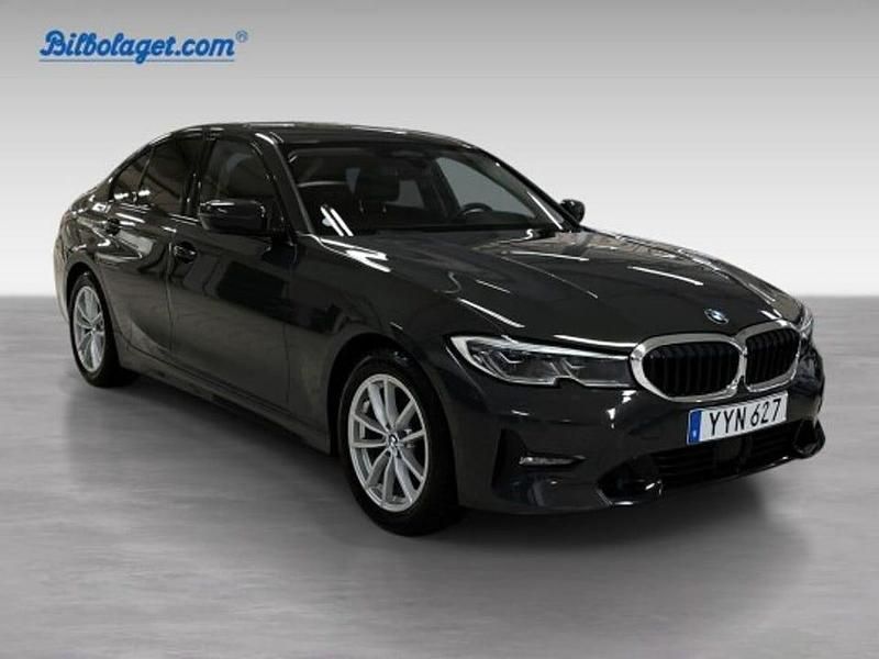 Grå Begagnad 2019 BMW 320 M Sport Sedan | 264 900 kr (Marknadspris) - Bild 1/4