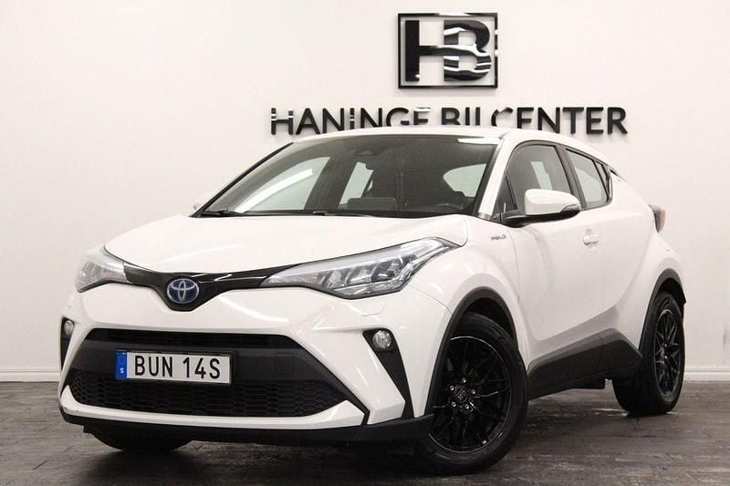 Vit Begagnad 2021 Toyota C-HR Active SUV | 199 900 kr (Lite dyr) - Bild 1/4
