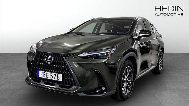 Grön (green) Begagnad 2024 Lexus NX450h+ Business Edition SUV | 599 000 kr (Lite dyr) - Bild 1/4