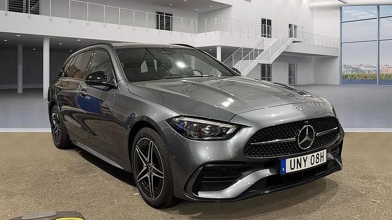Grå Begagnad 2024 Mercedes C300e AMG line Kombi | 519 000 kr (Marknadspris) - Bild 1/4