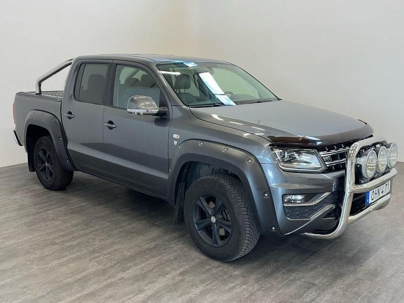 Grå Begagnad 2017 VW Amarok Highline Pickup | 319 000 kr (Marknadspris) - Bild 1/4