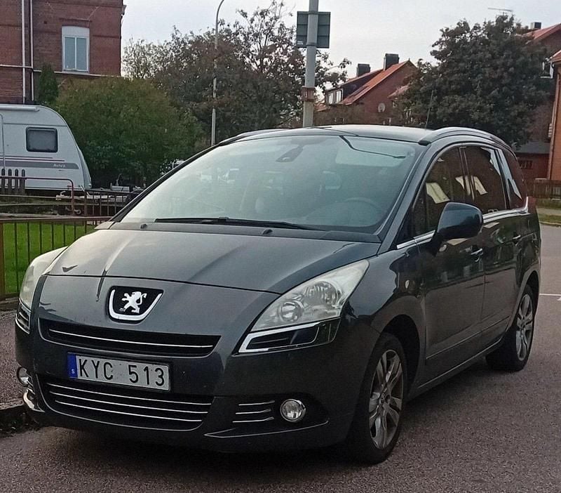 Grå Begagnad 2010 Peugeot 5008 Minibuss | 69 000 kr (Marknadspris) - Bild 1/4