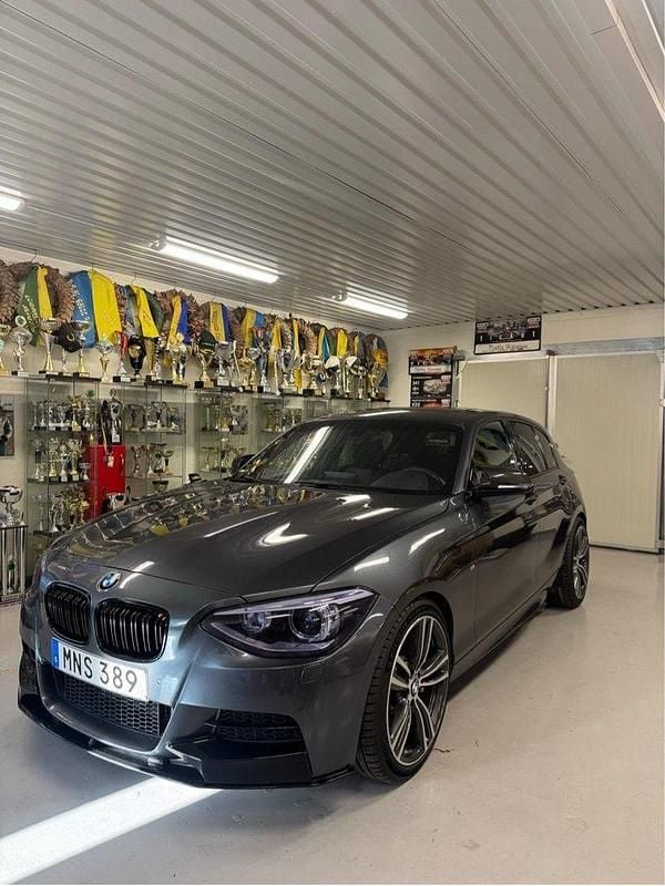 Grå Begagnad 2014 BMW M135 Halvkombi | 279 000 kr (Dyr) - Bild 1/4