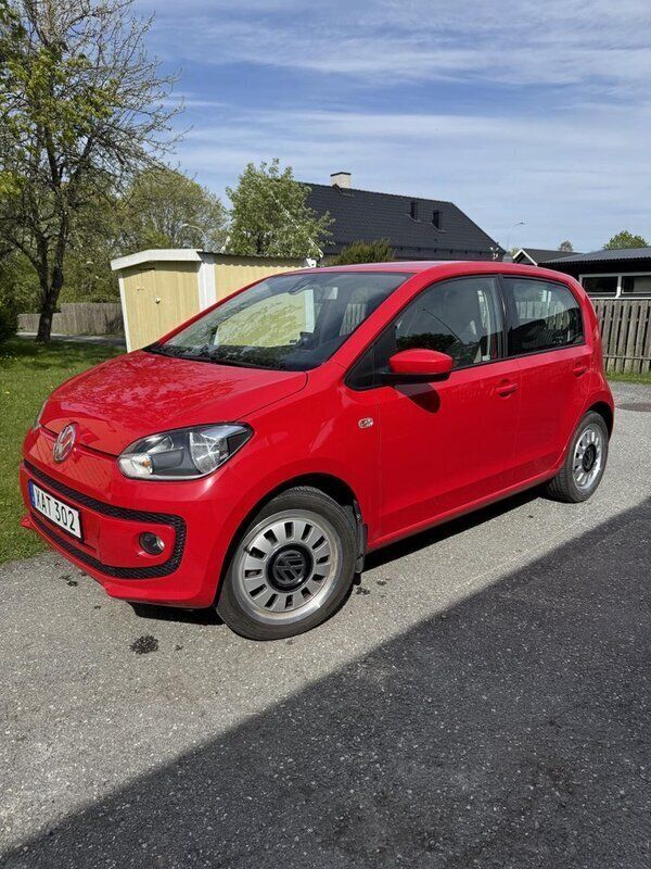 Röd Begagnad 2015 VW up! high up! Halvkombi | 90 000 kr (Lite dyr) - Bild 1/4