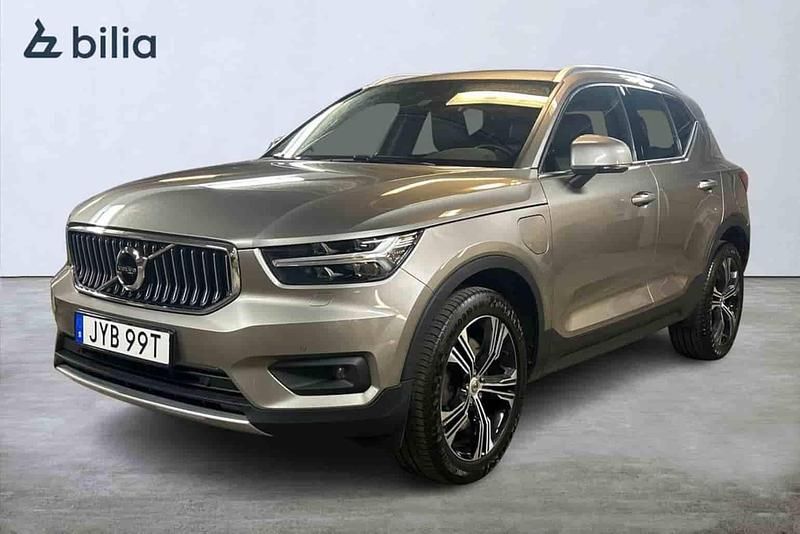 Grå Begagnad 2021 Volvo XC40 SUV | 329 900 kr - Bild 1/1