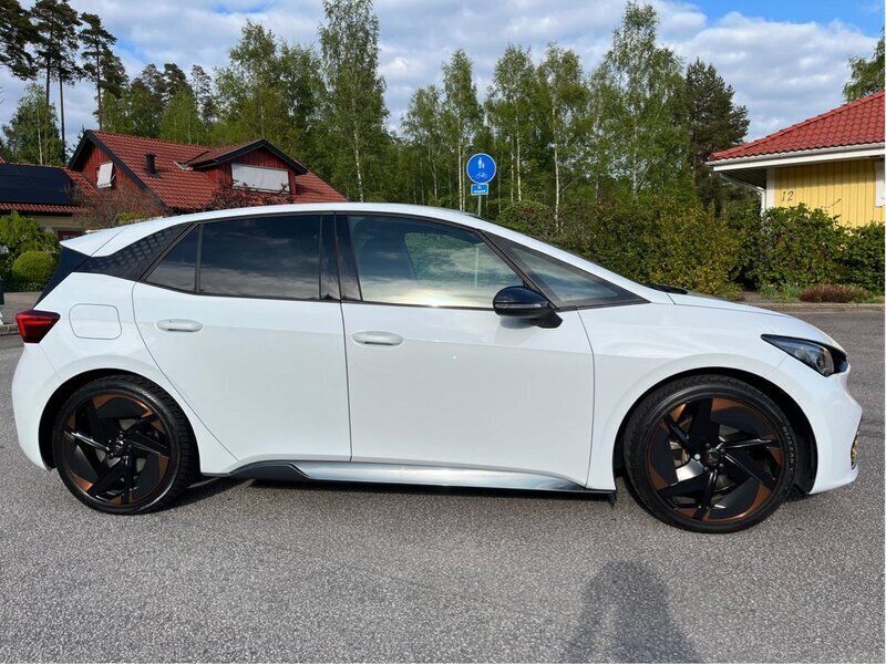 Vit Begagnad 2022 Cupra Born e-Boost Halvkombi | 309 000 kr (Marknadspris) - Bild 1/4