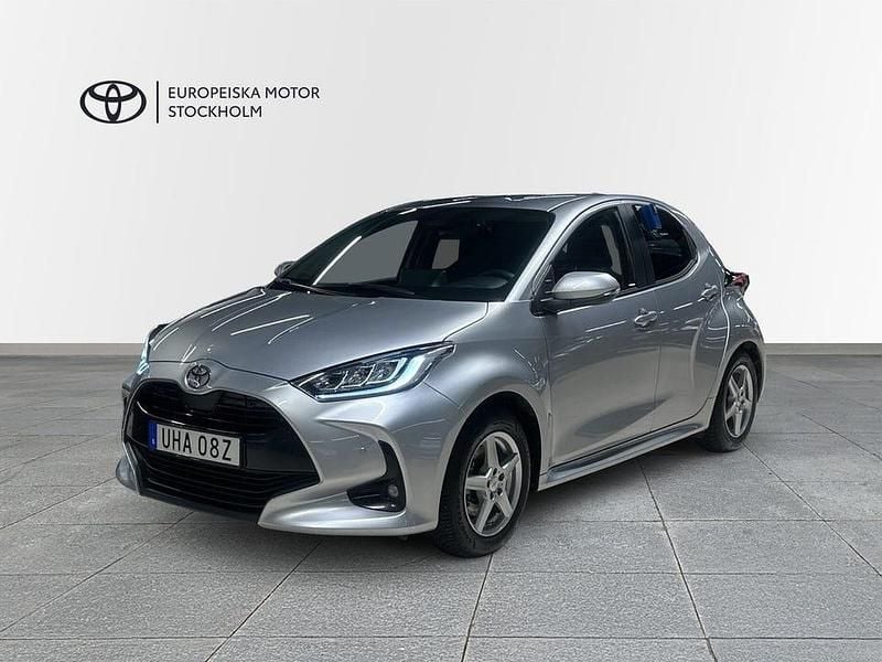 Silver metallic Begagnad 2024 Toyota Yaris Hybrid Active Halvkombi | 239 900 kr (Marknadspris) - Bild 1/4