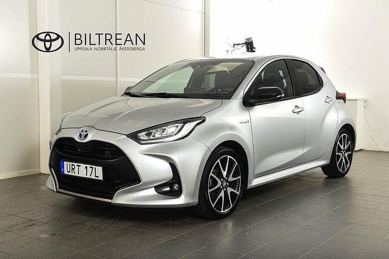 Silver Begagnad 2020 Toyota Yaris Hybrid Style Halvkombi | 214 900 kr (Marknadspris) - Bild 1/4