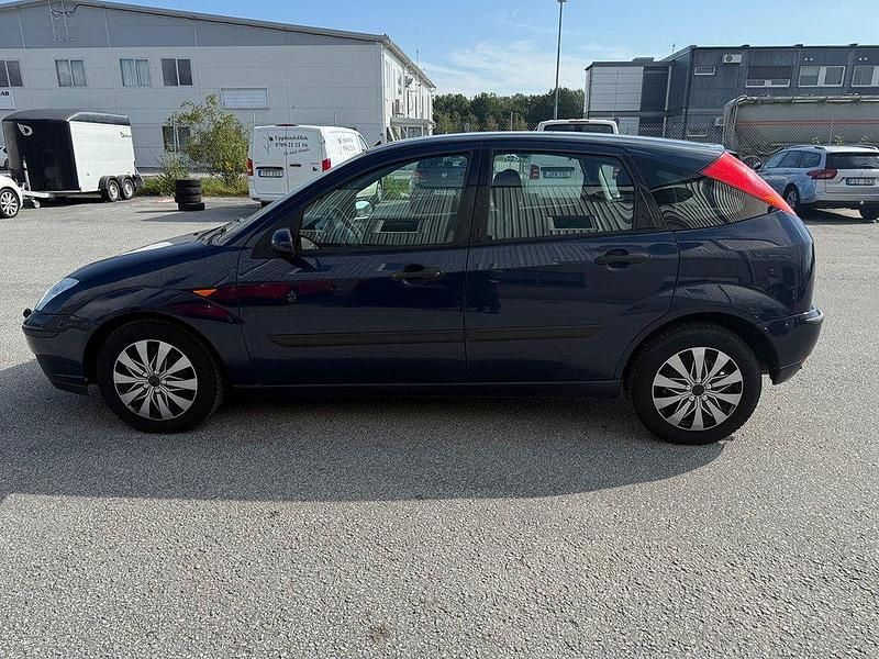 Mörkblå Begagnad 2004 Ford Focus Halvkombi | 23 900 kr (Marknadspris) - Bild 1/4