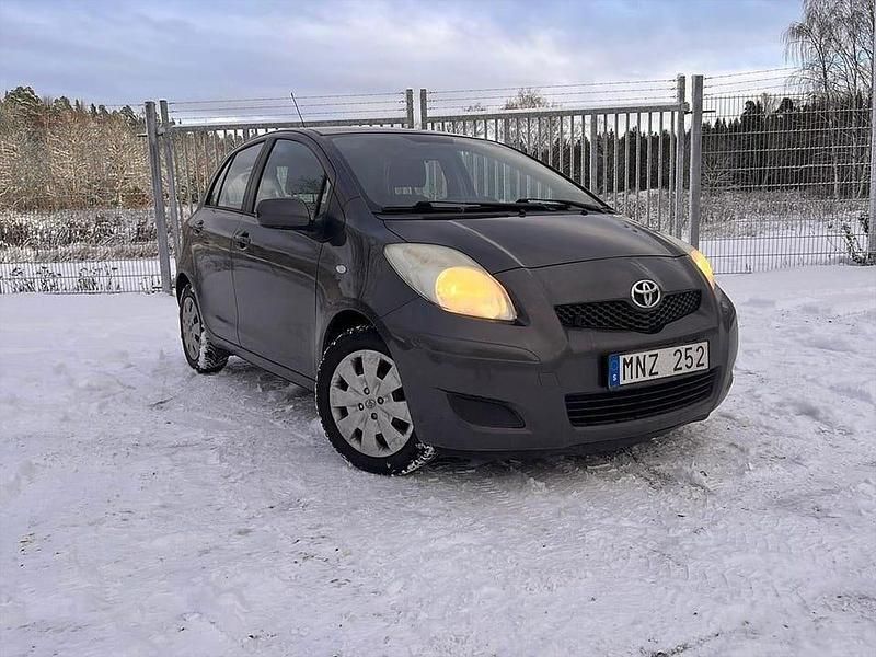 Grå Begagnad 2008 Toyota Yaris Sedan | 23 900 kr (Marknadspris) - Bild 1/4