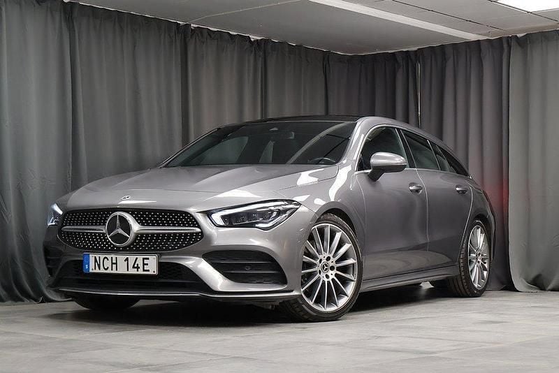 Mörkgrå Begagnad 2021 Mercedes CLA200 Shooting Brake AMG Kombi | 289 000 kr (Marknadspris) - Bild 1/4
