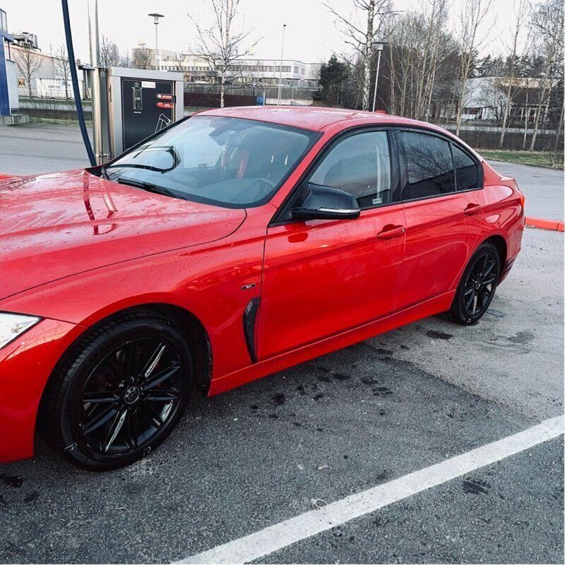 Röd Begagnad 2015 BMW 320 Sport Line Sedan | 160 000 kr (Marknadspris) - Bild 1/4