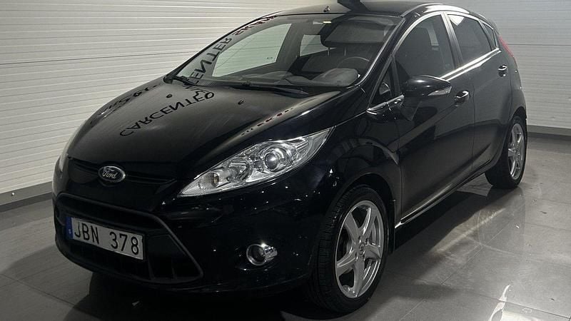 Svart Begagnad 2010 Ford Fiesta Titanium Halvkombi | 39 899 kr (Marknadspris) - Bild 1/4