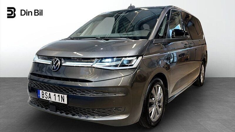 Grå (indiumgrü metallic) Begagnad 2022 VW Multivan Style Minibuss | 599 900 kr (Marknadspris) - Bild 1/4