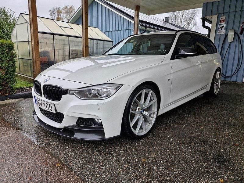 Vit Begagnad 2015 BMW 320 M Sport Kombi | 179 000 kr (Dyr) - Bild 1/4