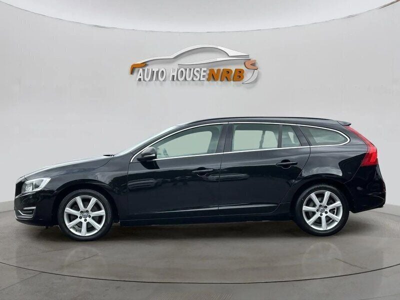 Svart Begagnad 2017 Volvo V60 Momentum Kombi | 164 900 kr (Marknadspris) - Bild 1/4