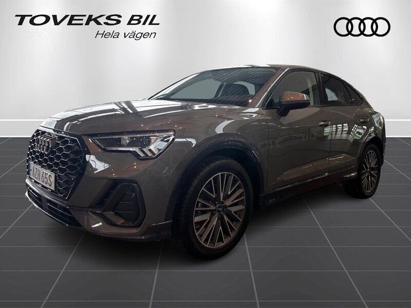 Grå (chronosgrå metallic) Ny 2025 Audi Q3 Sportback Design SUV | 521 000 kr (Marknadspris) - Bild 1/4