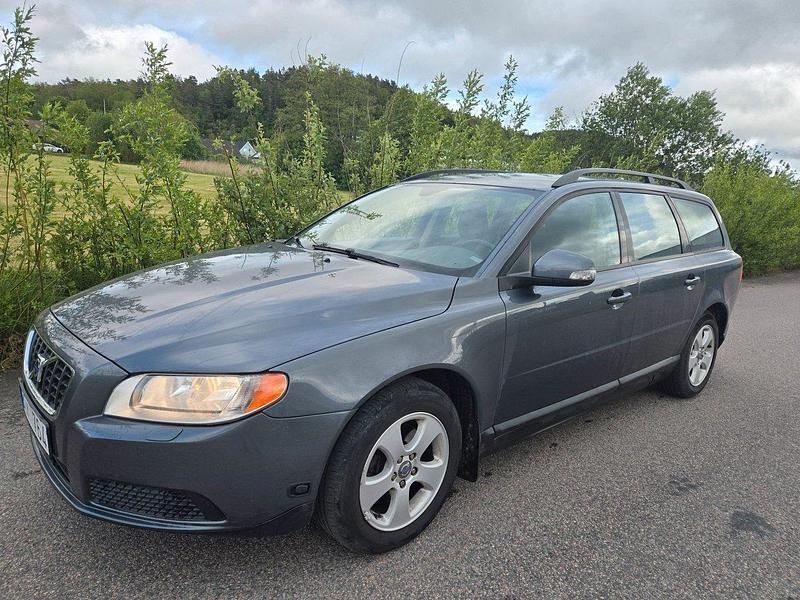 Grå (gråmetallic) Begagnad 2009 Volvo V70 Kombi | 54 800 kr (Bra pris) - Bild 1/4