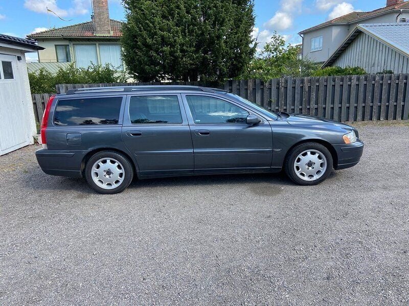 Grå Begagnad 2005 Volvo V70 Business Edition Kombi | 32 500 kr (Marknadspris) - Bild 1/4