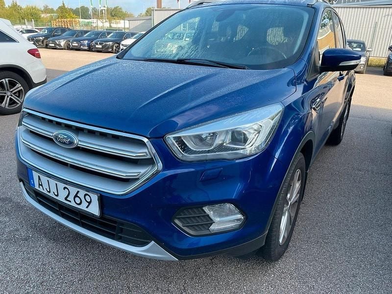 Blå (blå metallic) Begagnad 2018 Ford Kuga Titanium SUV | 165 000 kr (Marknadspris) - Bild 1/2