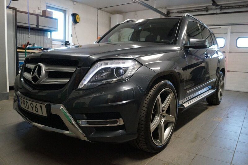 Mörkgrå (gråmetallic) Begagnad 2015 Mercedes GLK350 AMG SUV | 179 500 kr (Marknadspris) - Bild 1/4