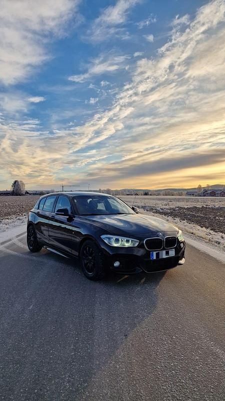 Begagnad 2016 BMW 118 Halvkombi | 159 000 kr (Marknadspris) - Bild 1/4