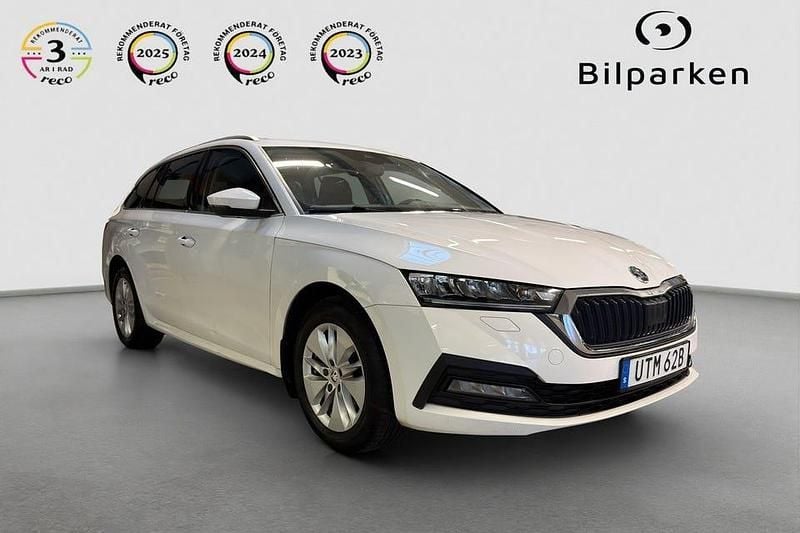 Vit Begagnad 2022 Skoda Octavia Kombi | 239 990 kr (Marknadspris) - Bild 1/4