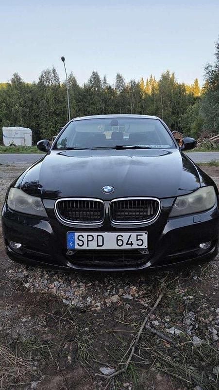 Svart Begagnad 2011 BMW 318 Comfort Edition Sedan | 48 500 kr (Superpris) - Bild 1/4