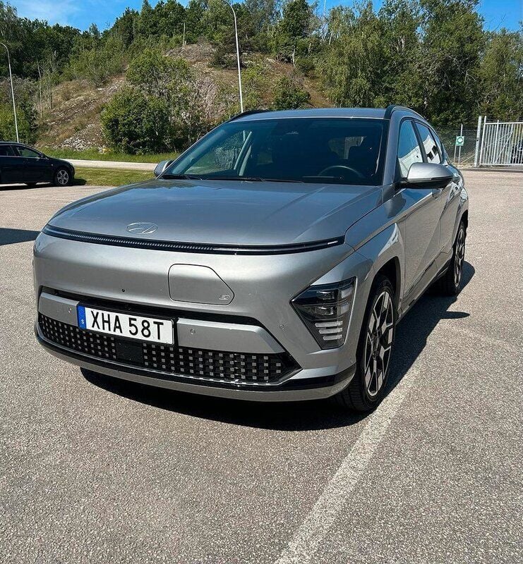 Grå Begagnad 2023 Hyundai Kona Advanced SUV | 419 900 kr (Superpris) - Bild 1/4