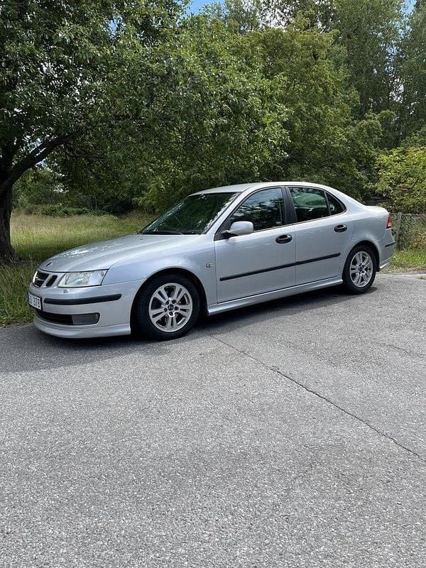 Grå Begagnad 2005 Saab 9-3 Aero Sedan | 57 000 kr (Lite dyr) - Bild 1/4