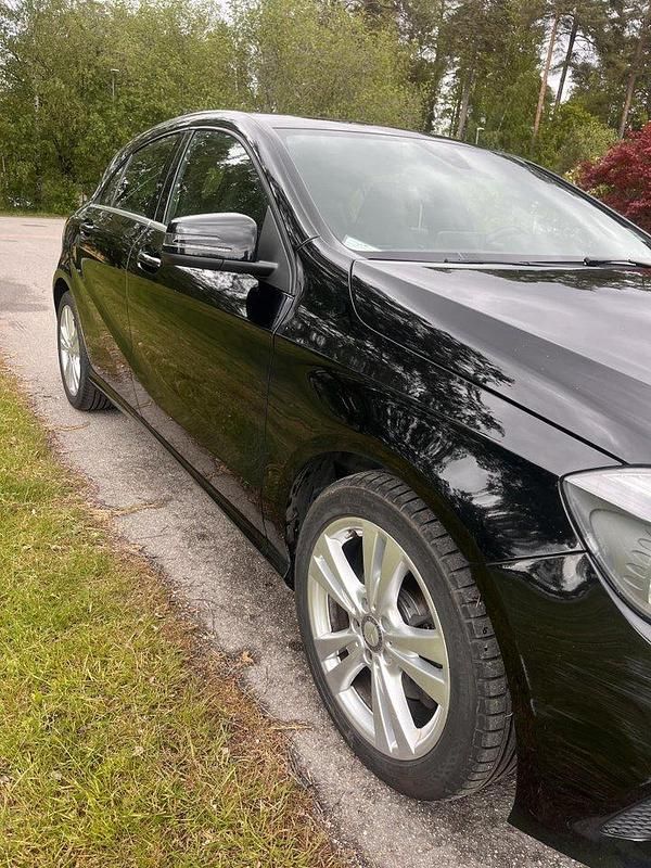 Svart Begagnad 2017 Mercedes A180 Halvkombi | 135 000 kr (Bra pris) - Bild 1/4