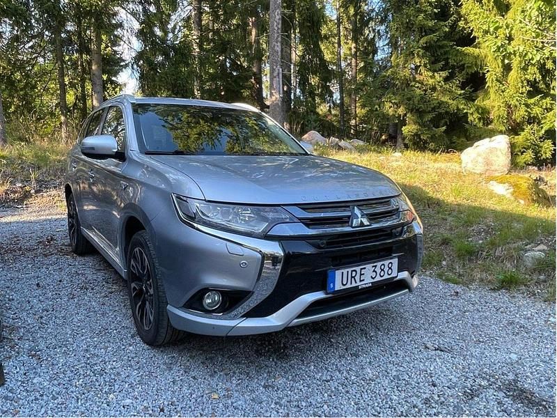 Silver Begagnad 2017 Mitsubishi Outlander P-HEV Comfort Edition SUV | 175 000 kr (Bra pris) - Bild 1/4