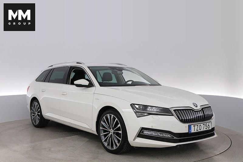 Vit Begagnad 2020 Skoda Superb LAURIN & KLEMENT Kombi | 274 000 kr (Marknadspris) - Bild 1/4