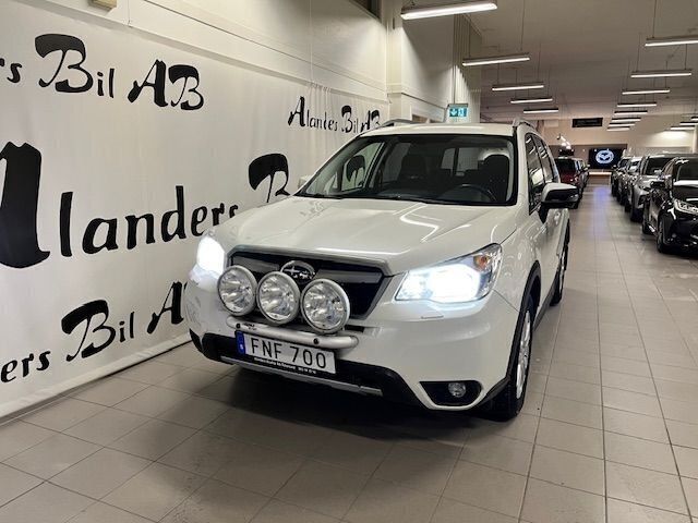 Vit Begagnad 2015 Subaru Forester SUV | 125 000 kr (Lite dyr) - Bild 1/4