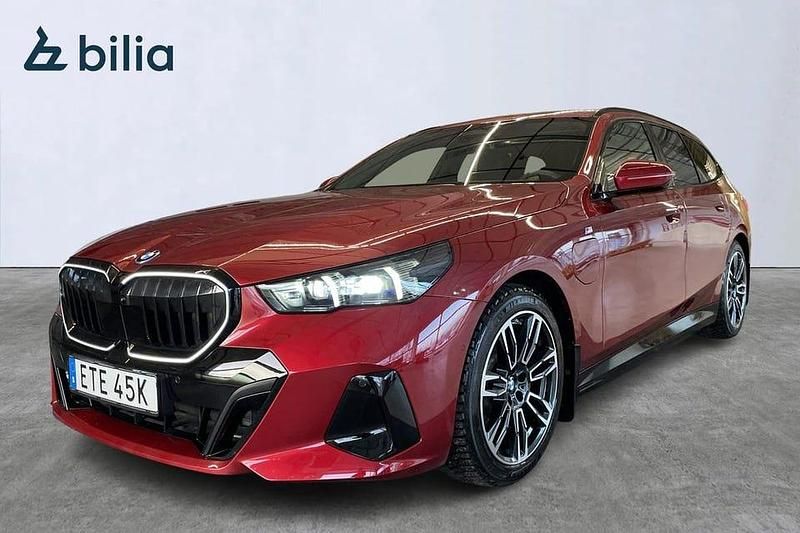 Begagnad BMW 530 Shadowline 303 HK (222 kW) 2025 Röd Kombi