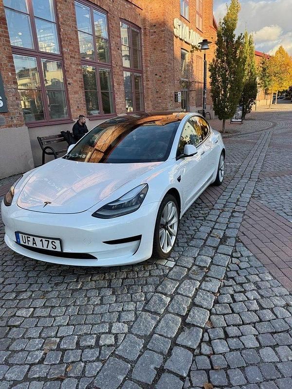 Vit Begagnad 2020 Tesla Model 3 Standard Range Plus Sedan | 279 000 kr (Dyr) - Bild 1/4